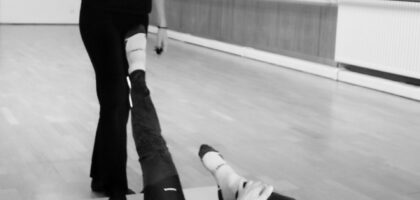 audrey donne un cours de pilates à Bordeaux