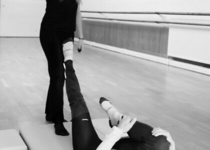 audrey donne un cours de pilates à Bordeaux